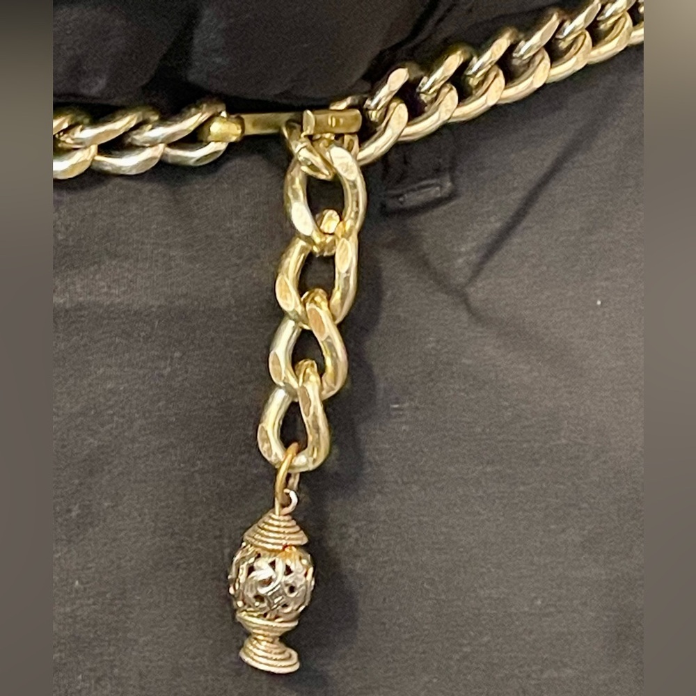 Gold Tone Metal Chain Belt with Ornate Urn Shaped Pendant. 40 inches